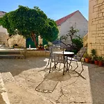 Apartament Last Chance, Brac