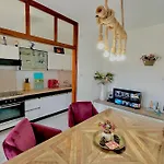 Apartament Last Chance, Brac